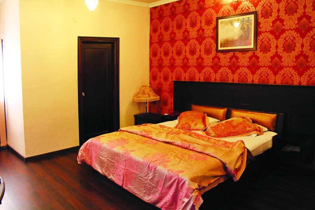 Hotel Pride Continental Srinagar  Bagian luar foto