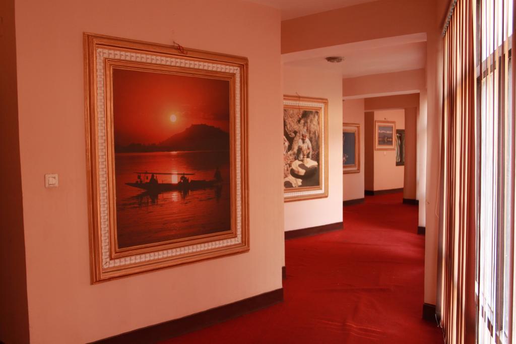 Hotel Pride Continental Srinagar  Bagian luar foto