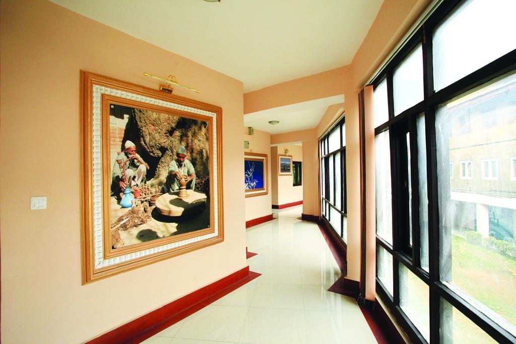 Hotel Pride Continental Srinagar  Bagian luar foto
