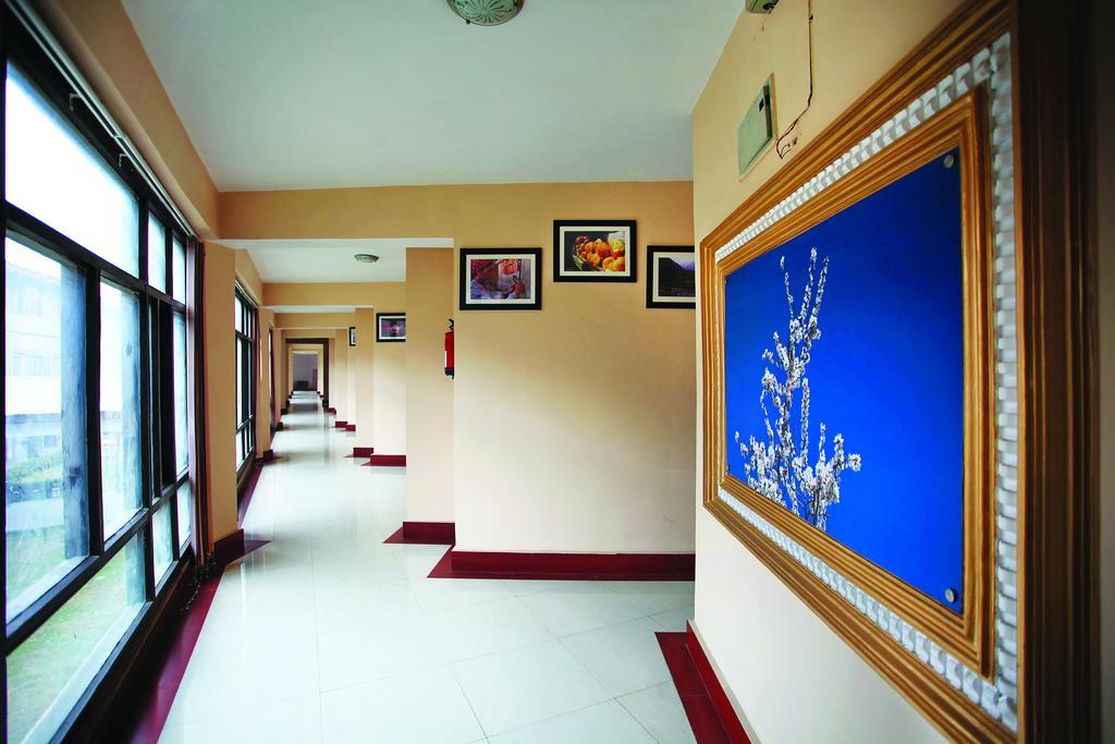 Hotel Pride Continental Srinagar  Bagian luar foto